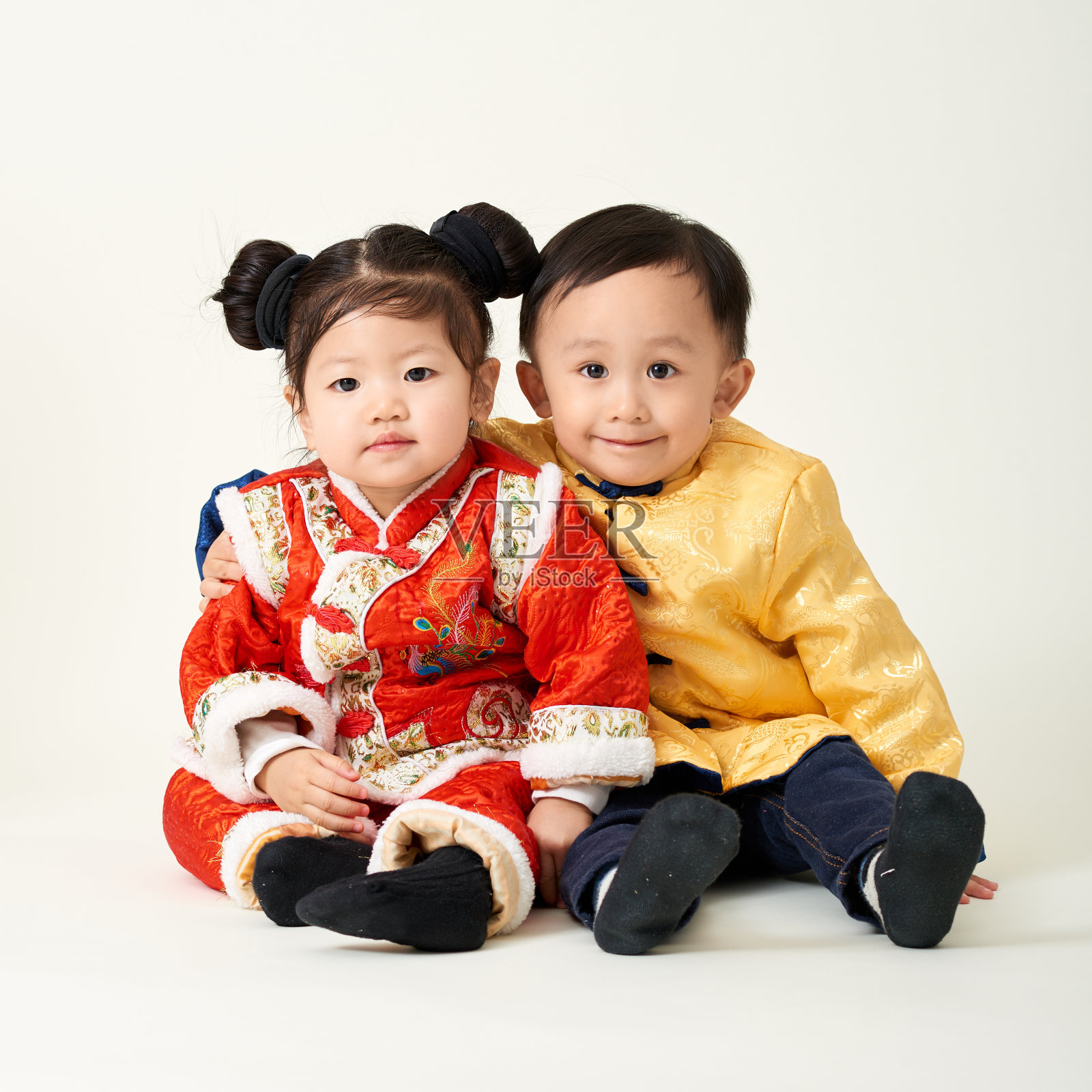 中国男孩和女孩穿着中国传统新年服装照片摄影图片
