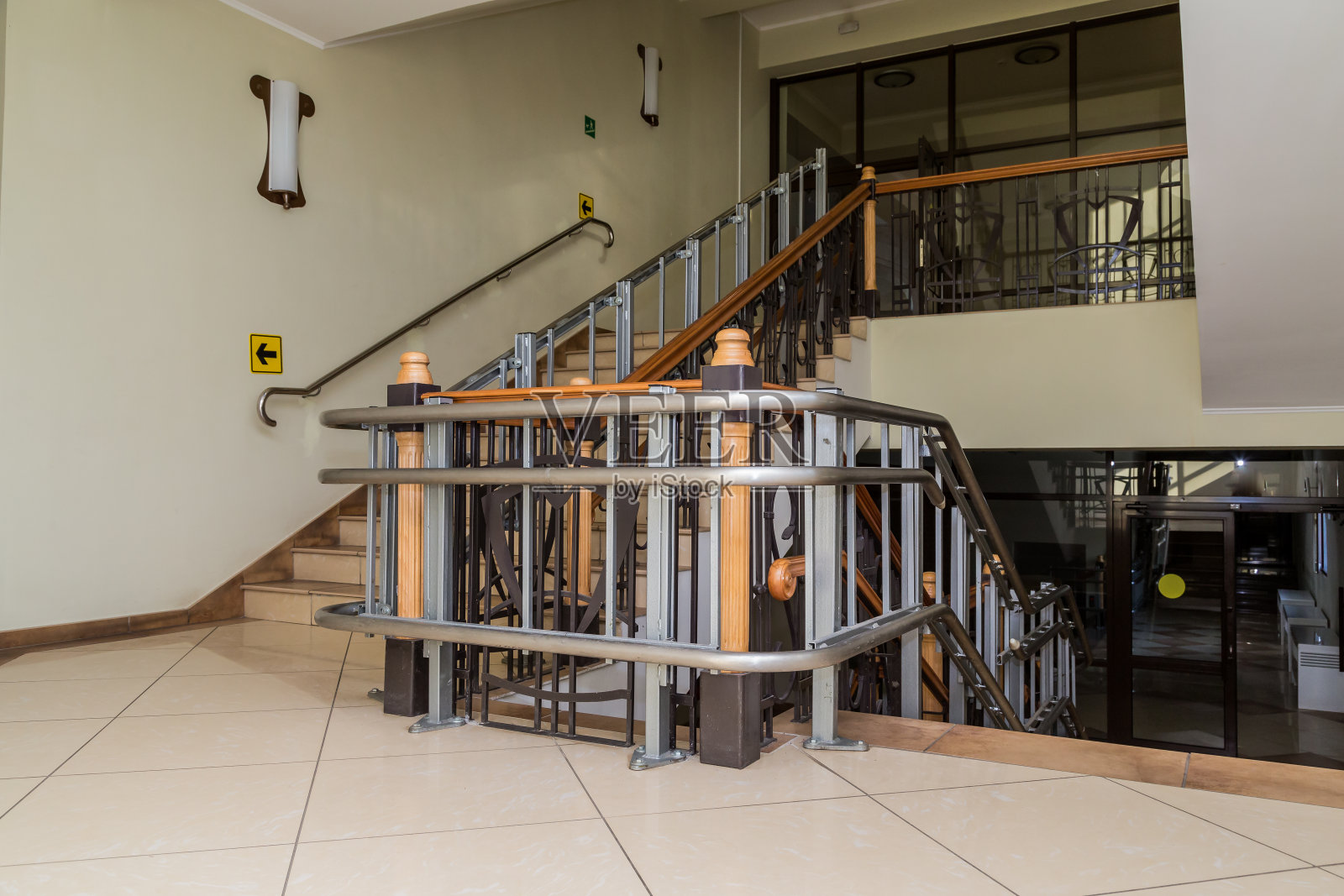 残疾人专用楼梯升降机。公共建筑的楼梯。照片摄影图片