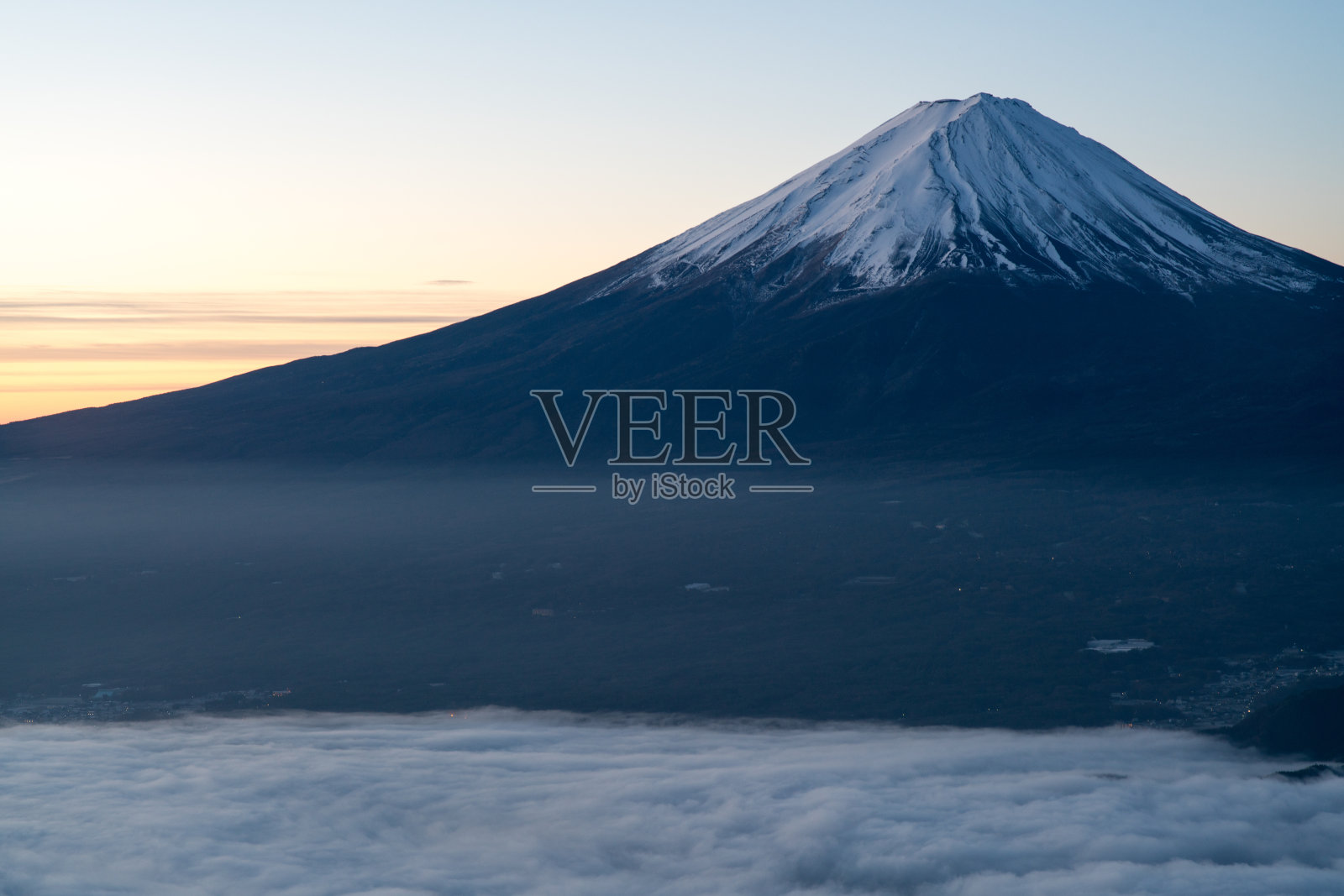 牵牛花富士山和云海，山梨，日本照片摄影图片