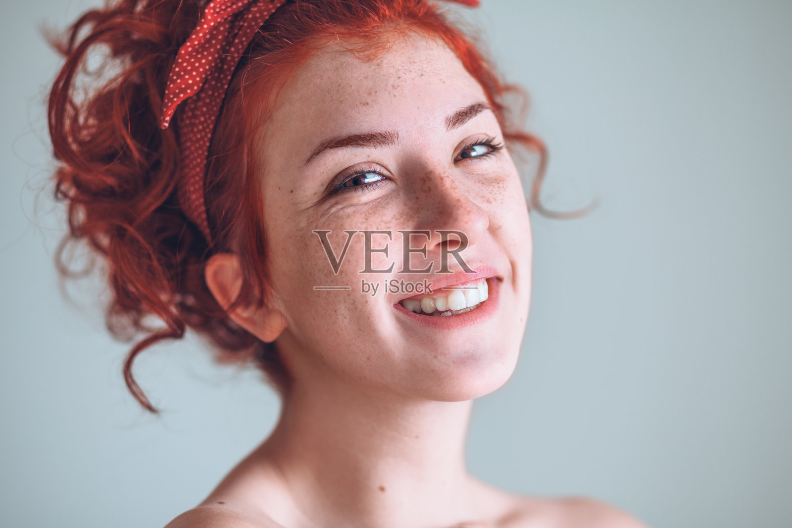 美丽的年轻女子微笑的肖像照片摄影图片