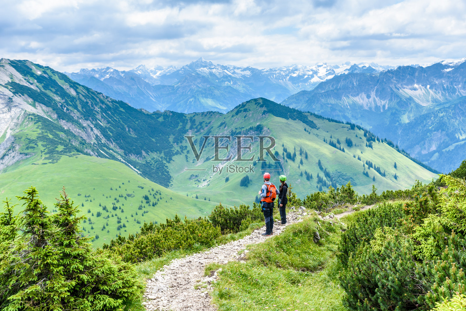 徒步旅行者在德国阿尔卑斯山美丽的风景照片摄影图片