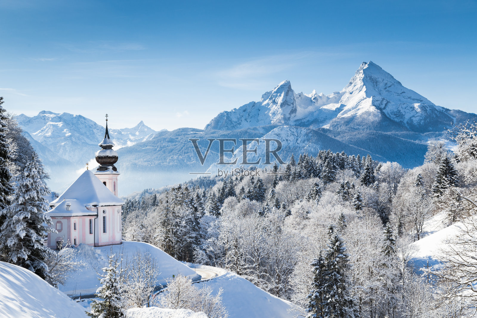 冬天，德国巴伐利亚州贝希特斯加德纳地，玛利亚·格恩和瓦茨曼教堂照片摄影图片