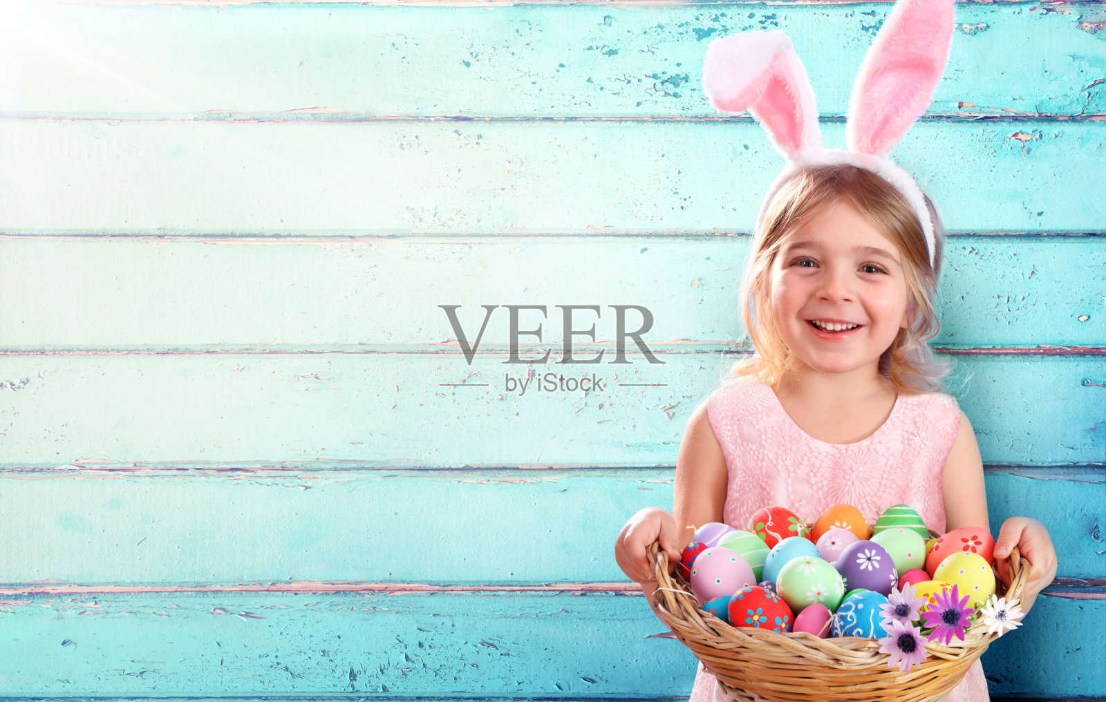 孩子的兔子耳朵和篮子复活节彩蛋照片摄影图片