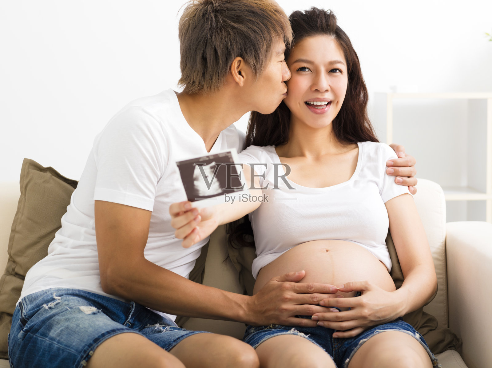 幸福的怀孕和丈夫展示超声波图像照片摄影图片