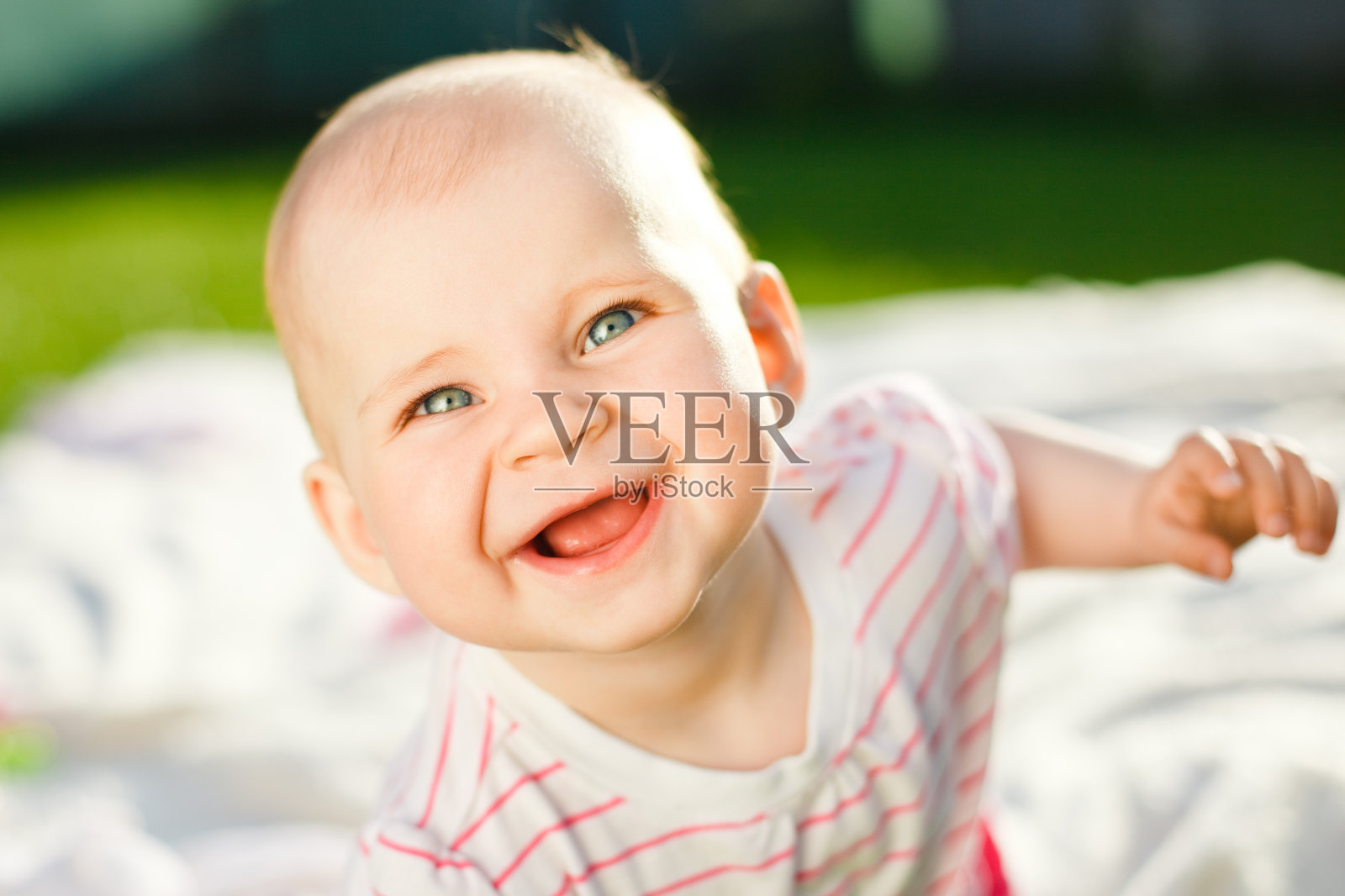 宝宝在阳光明媚的日子里微笑照片摄影图片