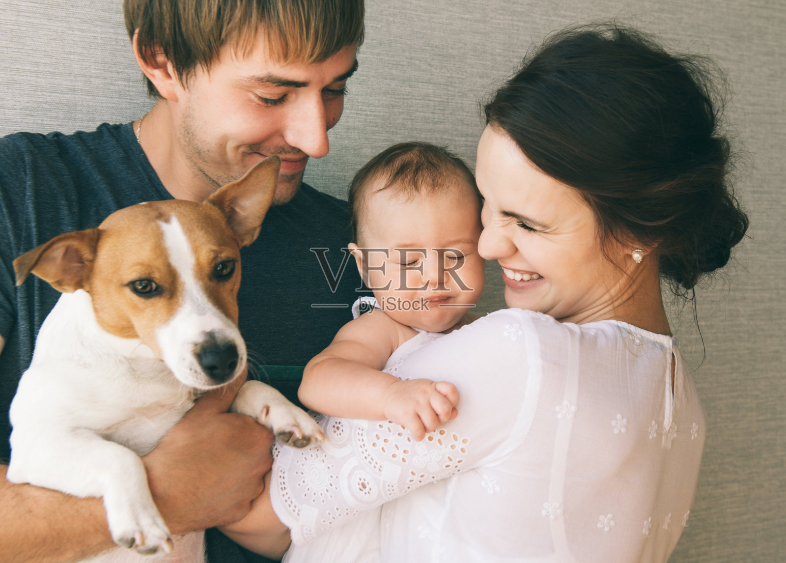家庭与婴儿和宠物狗照片摄影图片