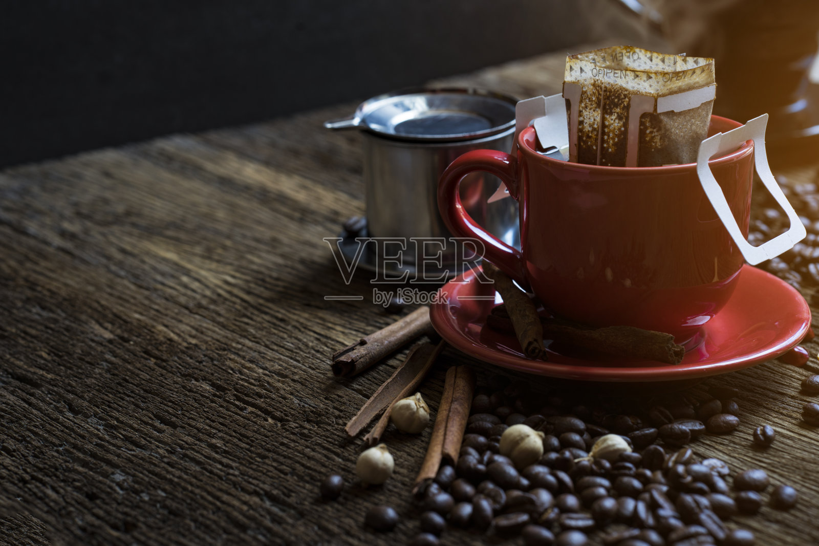咖啡杯背景与咖啡豆照片摄影图片