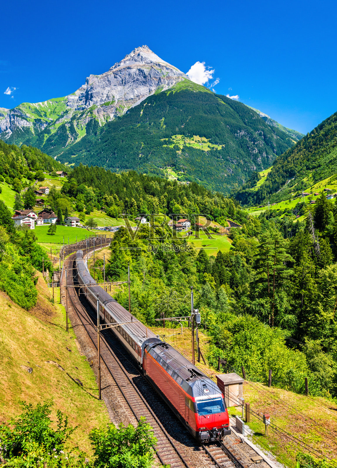 城际列车爬上瑞士圣哥达铁路照片摄影图片