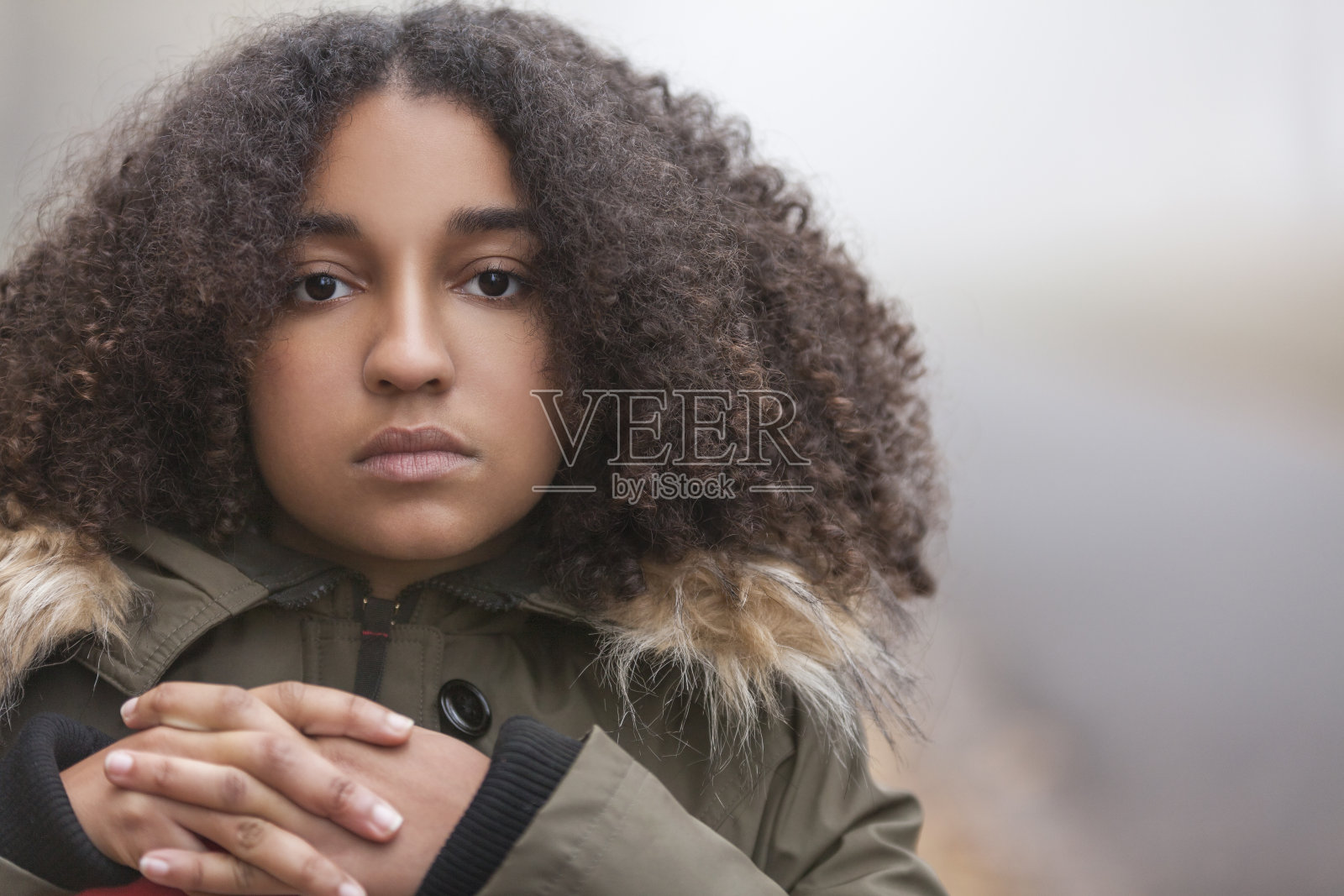 悲哀的混血非洲裔美国少女照片摄影图片
