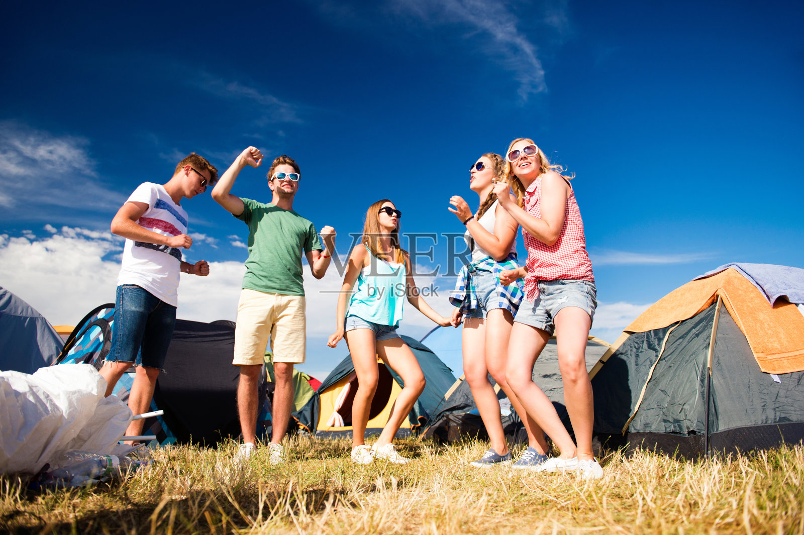一群青少年在夏季音乐节上跳舞，在帐篷里照片摄影图片