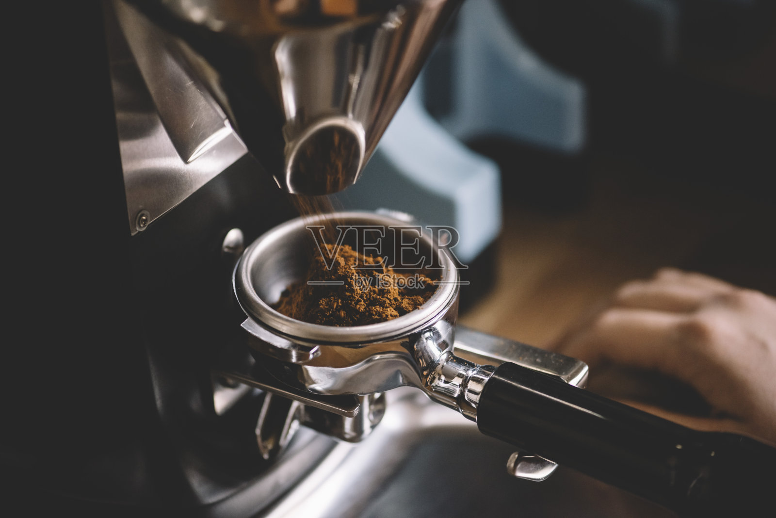 咖啡豆由咖啡研磨机过滤照片摄影图片