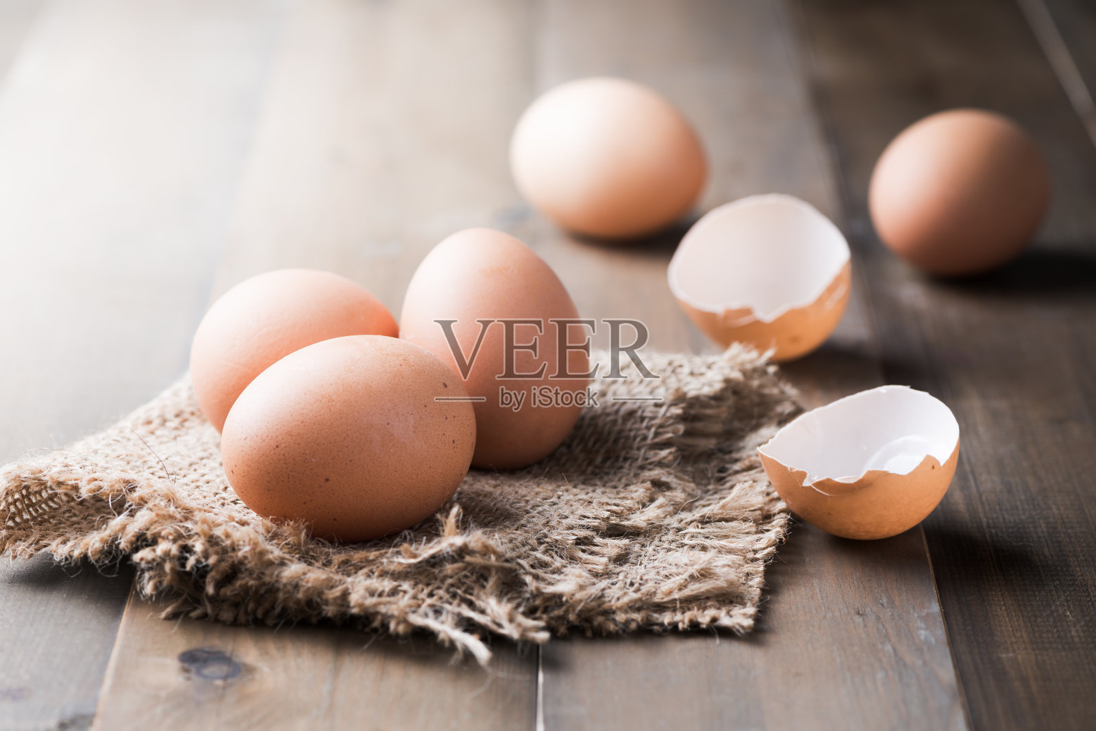 生的新鲜鸡蛋上的木材背景照片摄影图片