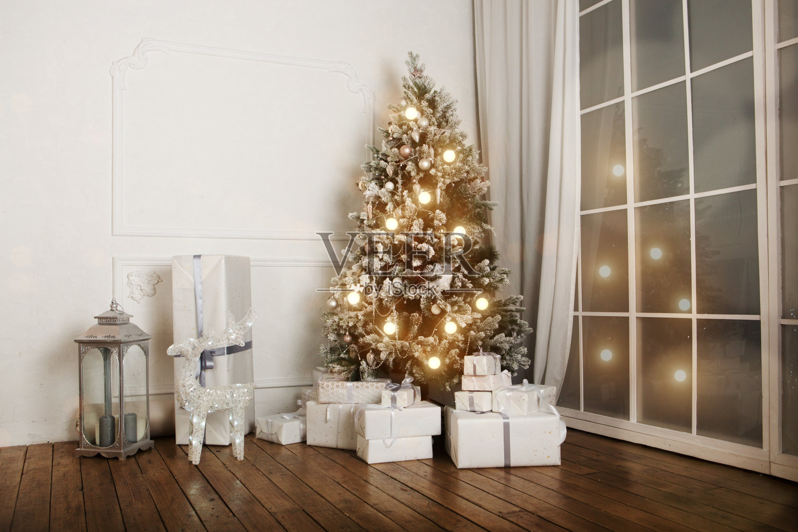 客厅内饰有一棵圣诞树和装饰品。照片摄影图片