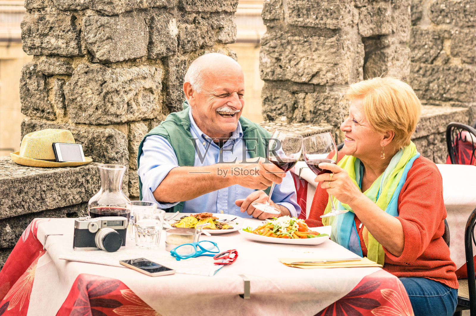 老年夫妇有乐趣和吃在旅游期间的餐厅照片摄影图片