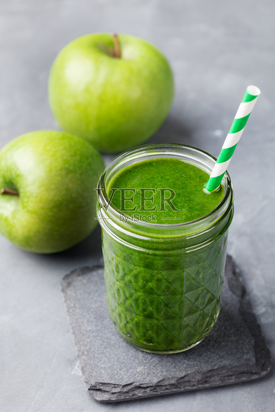 苹果菠菜冰沙玻璃罐内的健康饮料照片摄影图片