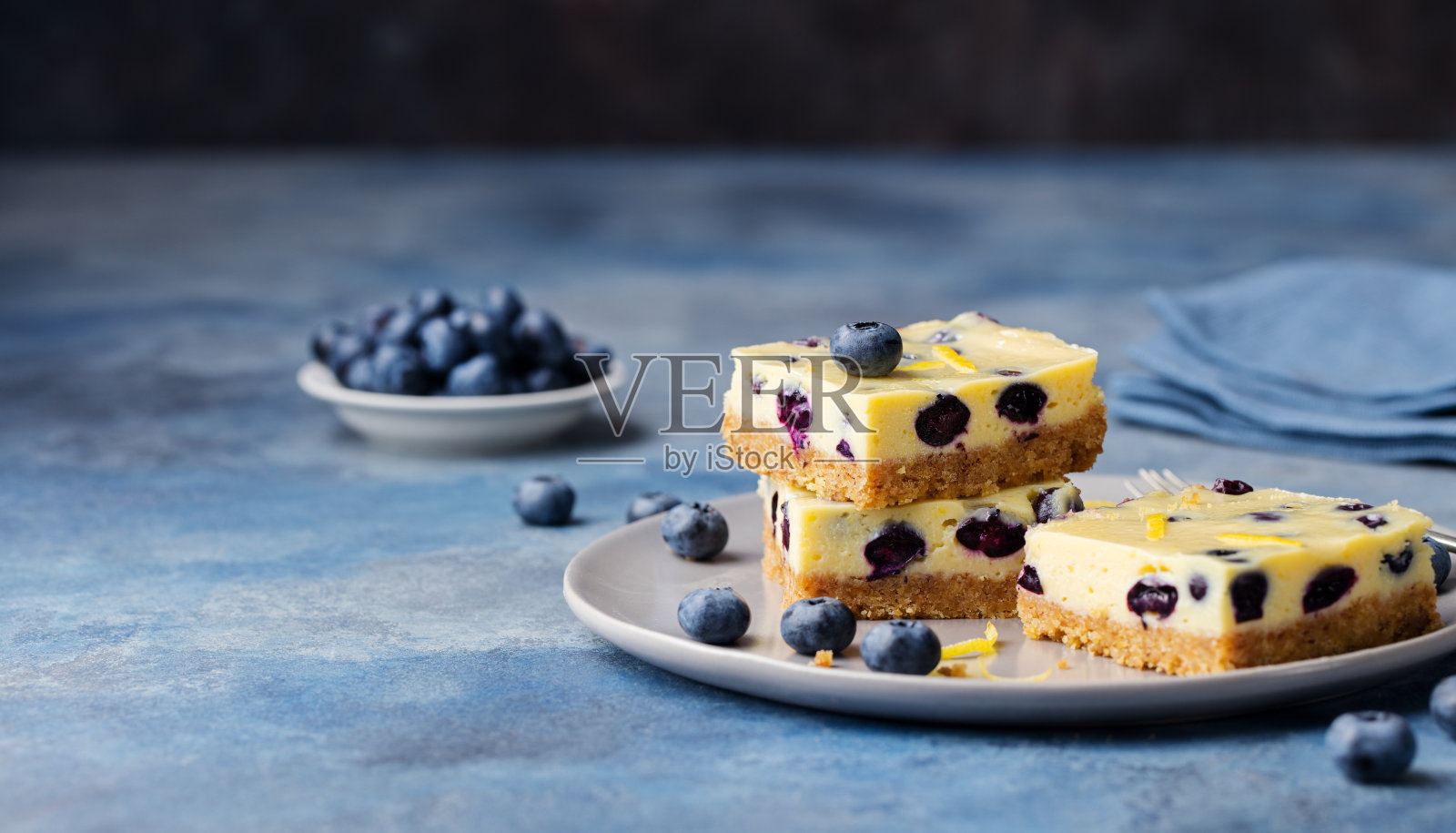 灰色盘子里的蓝莓棒，蛋糕，芝士蛋糕照片摄影图片