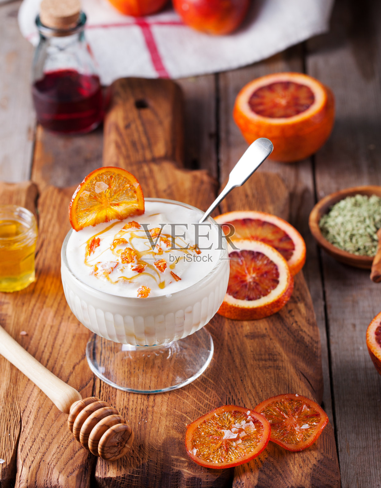 血橙甜点，玻璃碗里的冰淇淋照片摄影图片