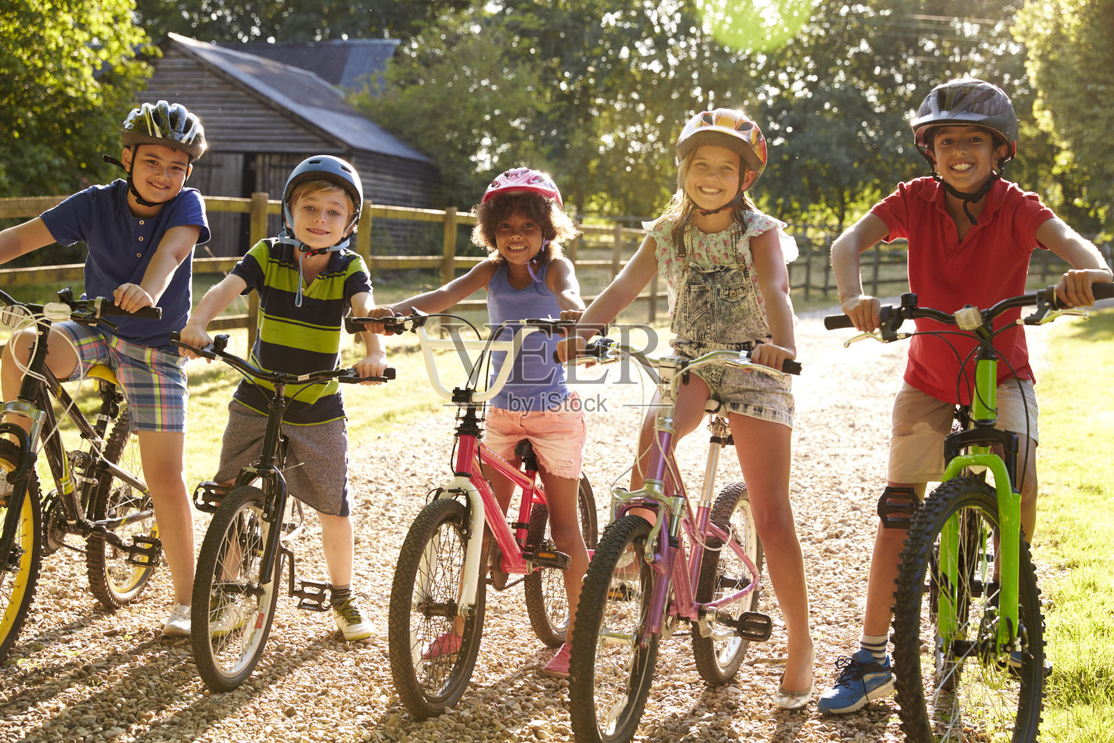 五个孩子一起骑自行车的肖像照片摄影图片