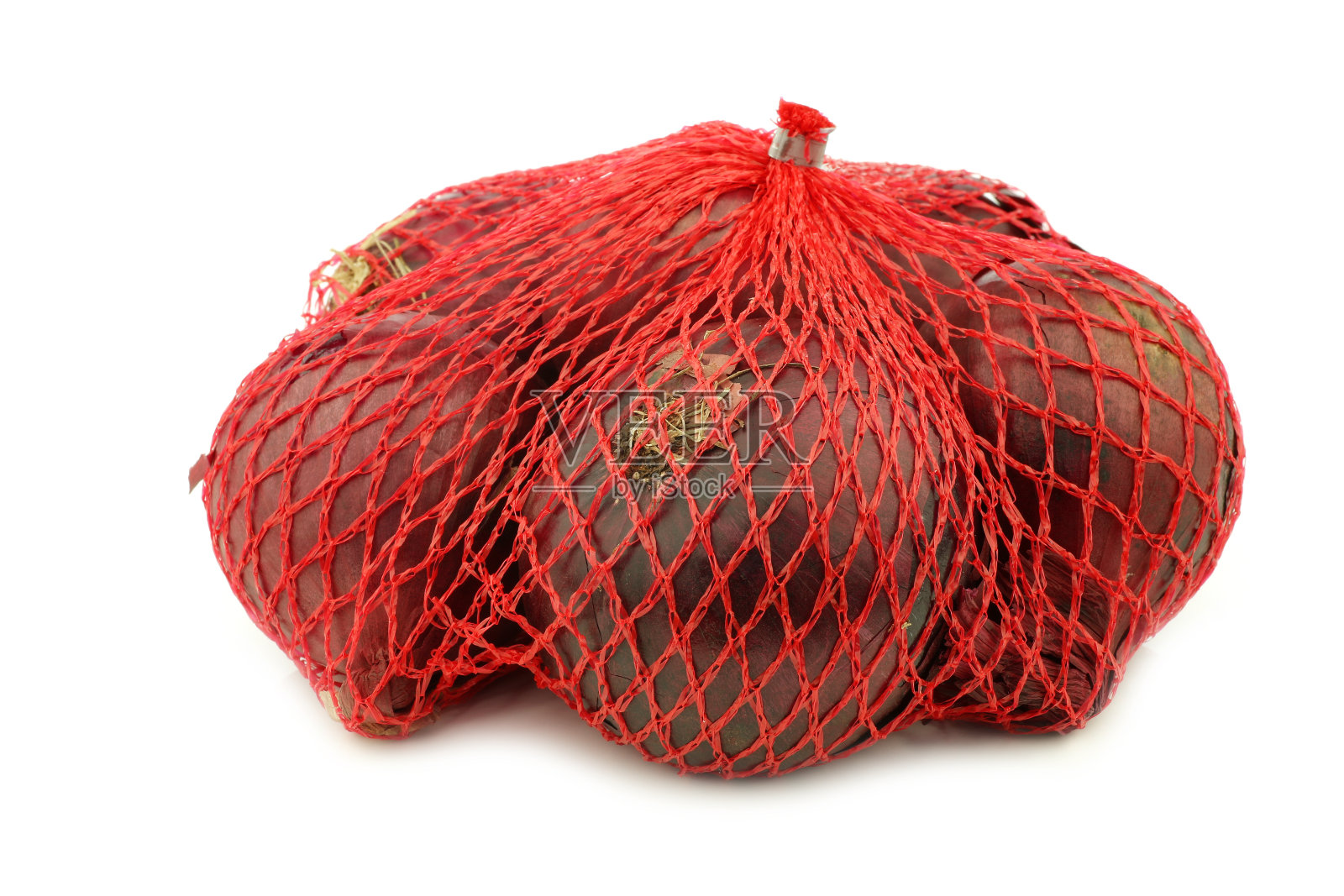 红洋葱装在红色塑料网里照片摄影图片