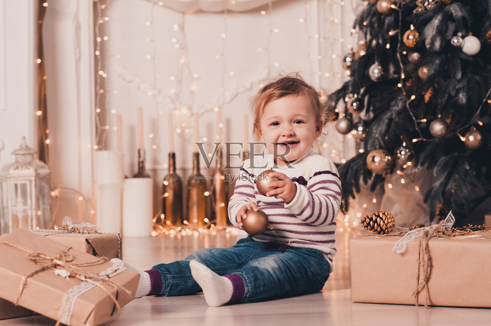 快乐的小女孩庆祝圣诞节照片摄影图片