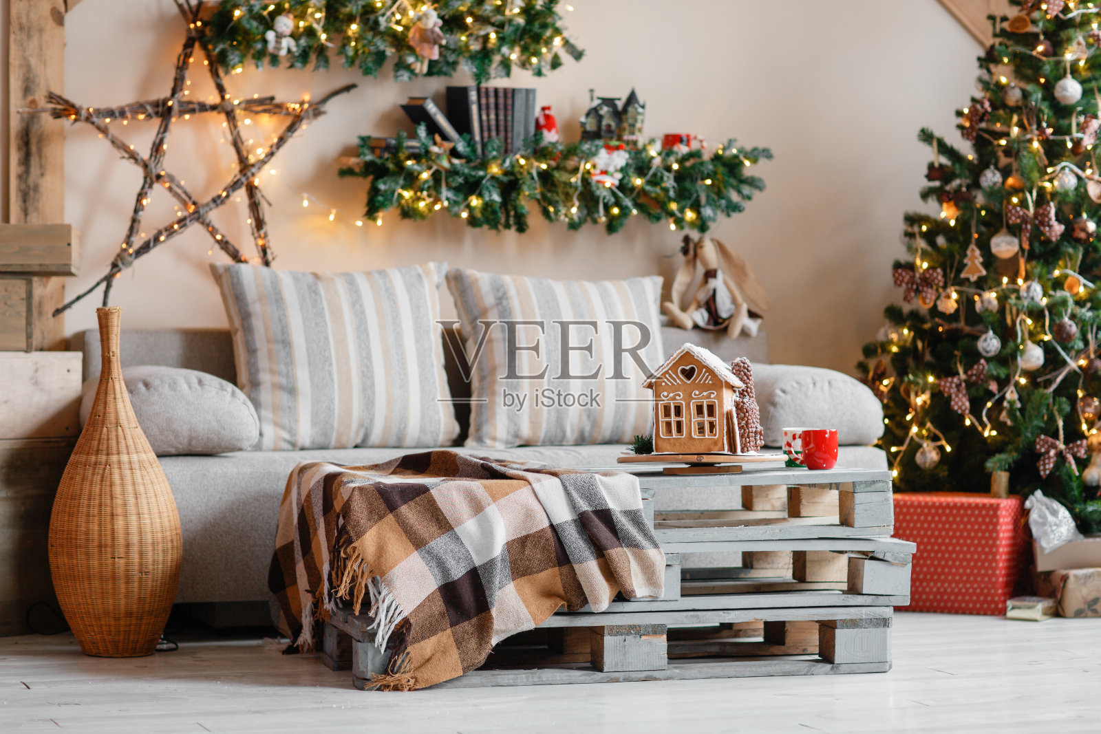 宁静的室内现代家居客厅形象装饰了圣诞节照片摄影图片