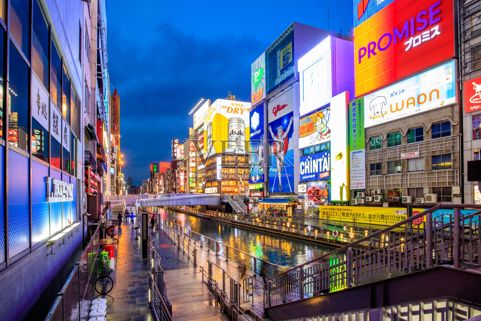大阪东顿堀的灯光展示照片摄影图片