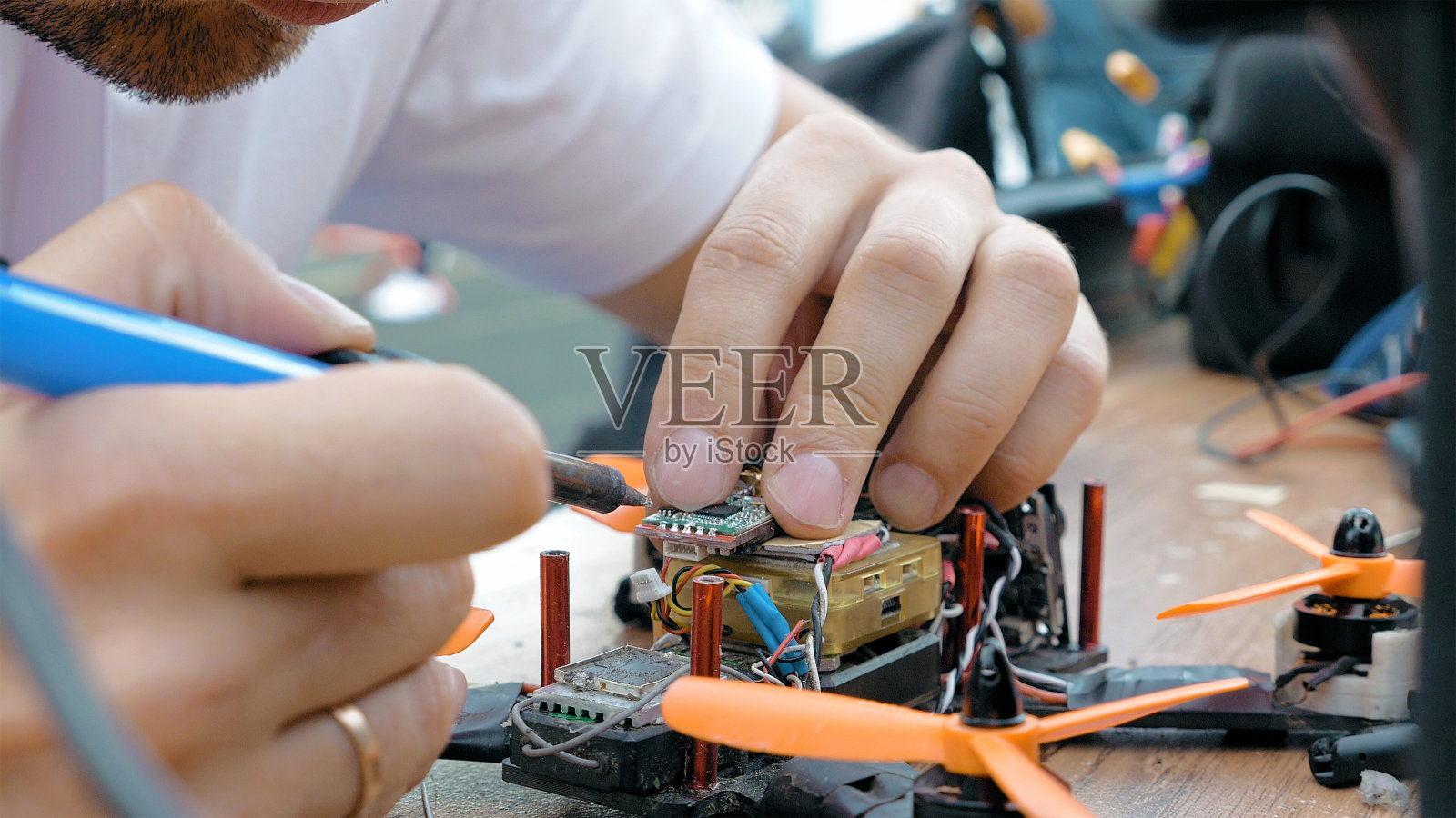 人的手焊接细节组装FPV无人机照片摄影图片