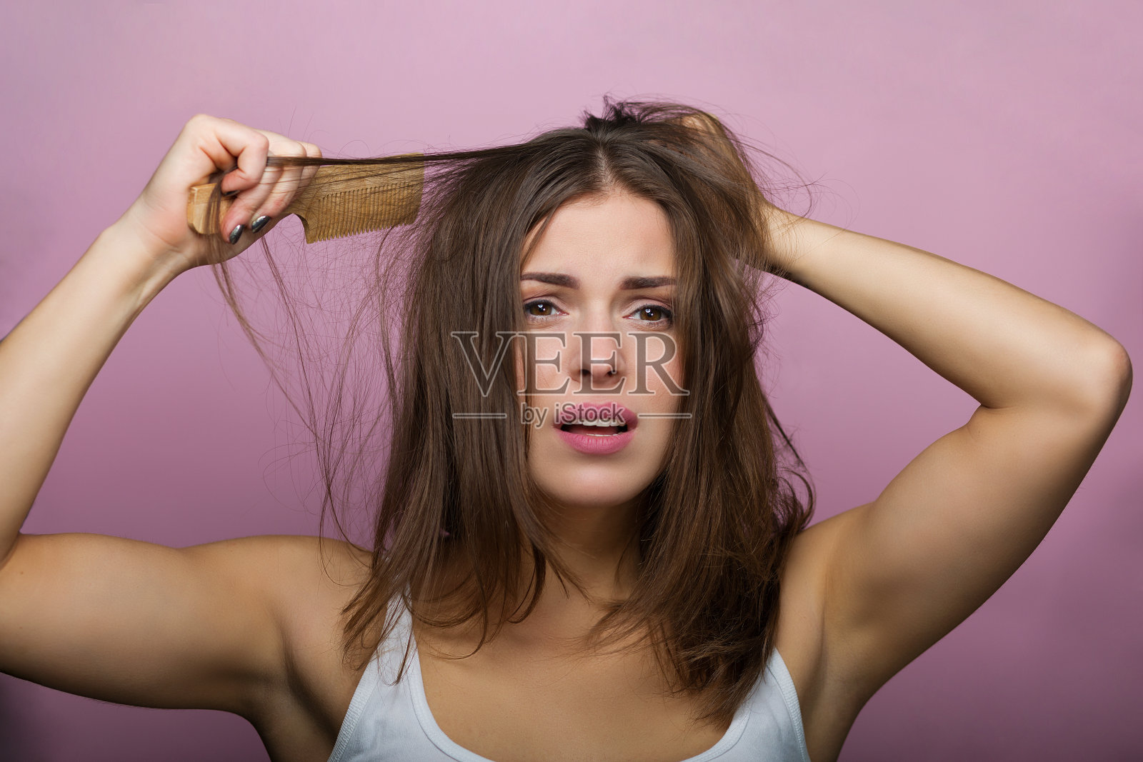 梳着头发的女人照片摄影图片