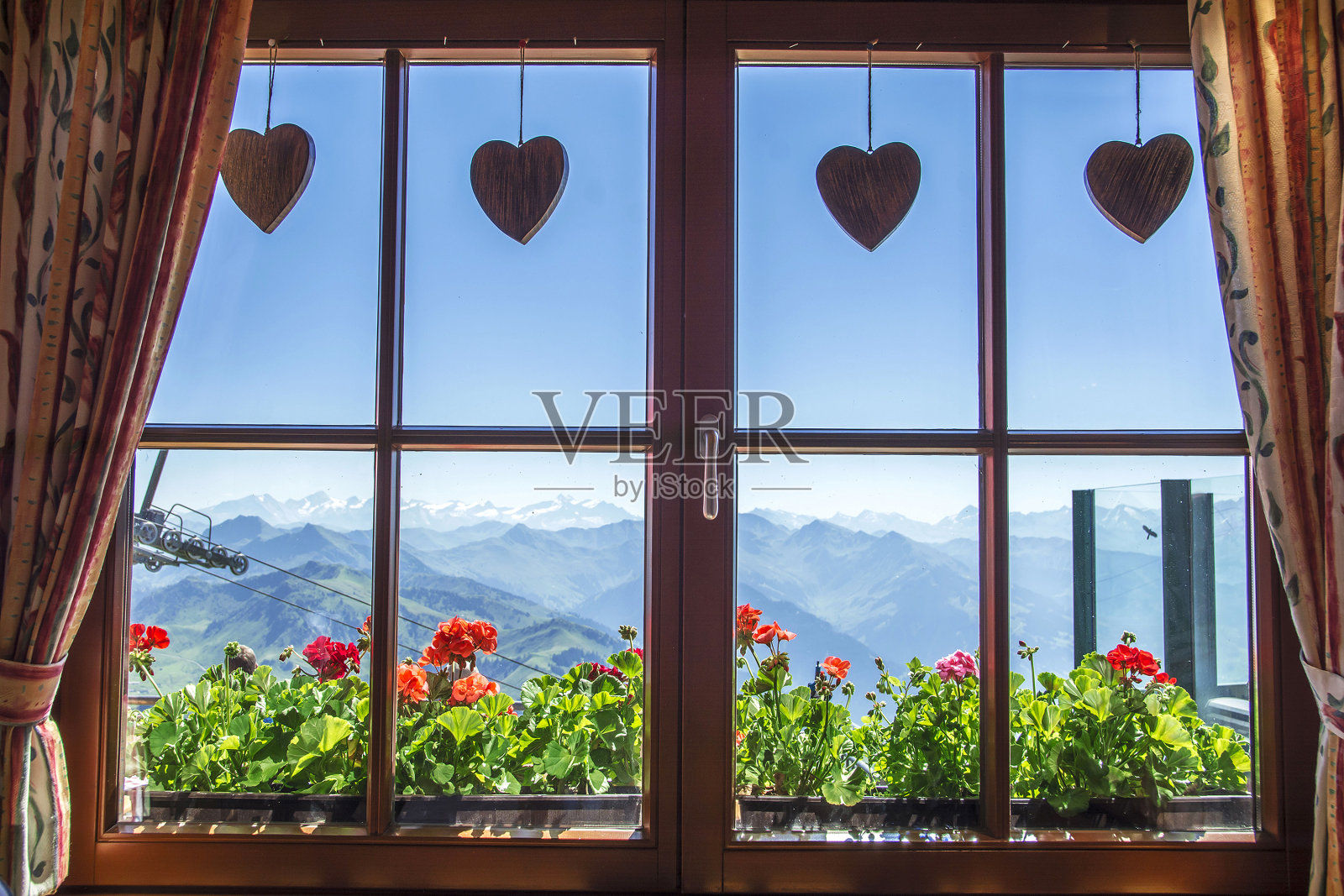 阿尔卑斯山小屋的窗户，泰洛，奥地利照片摄影图片