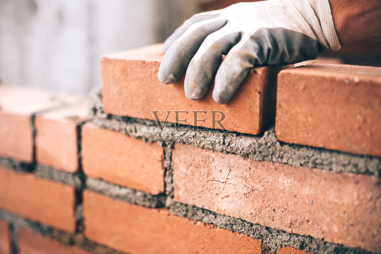工业砌砖工人在建筑工地安装砖的特写照片摄影图片