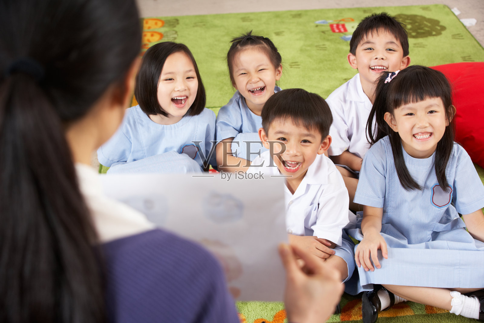 老师在中文学校的教室里向学生展示绘画照片摄影图片