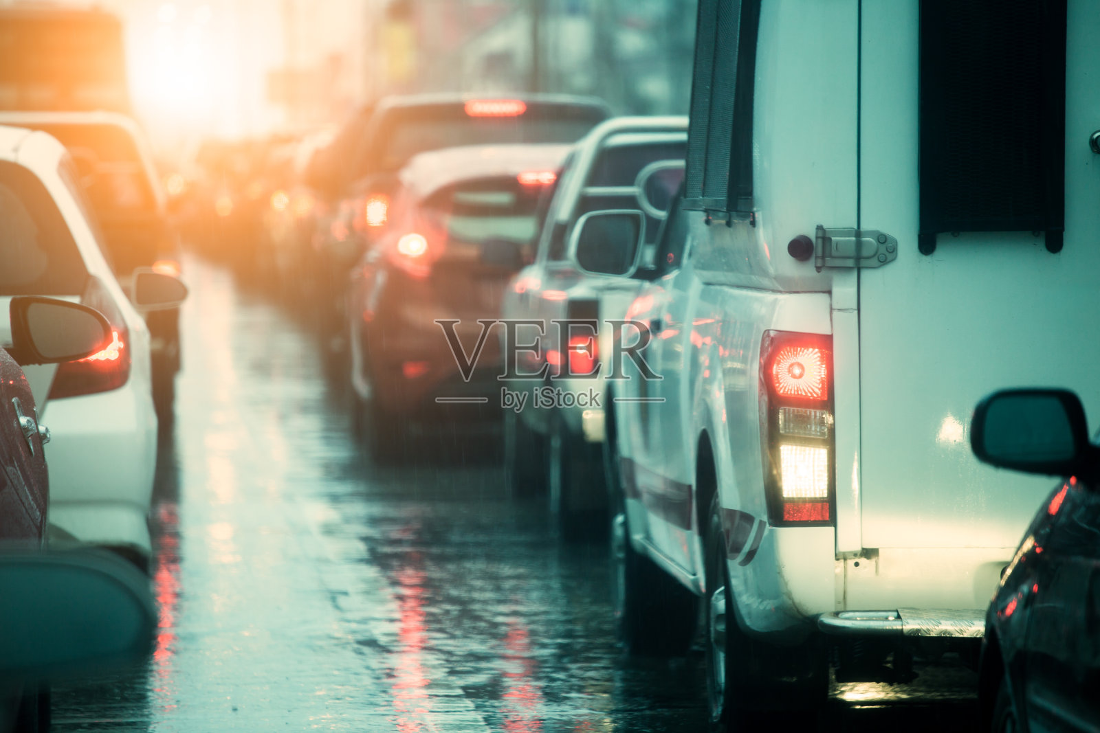 交通拥堵亚洲黄昏与雨天照片摄影图片
