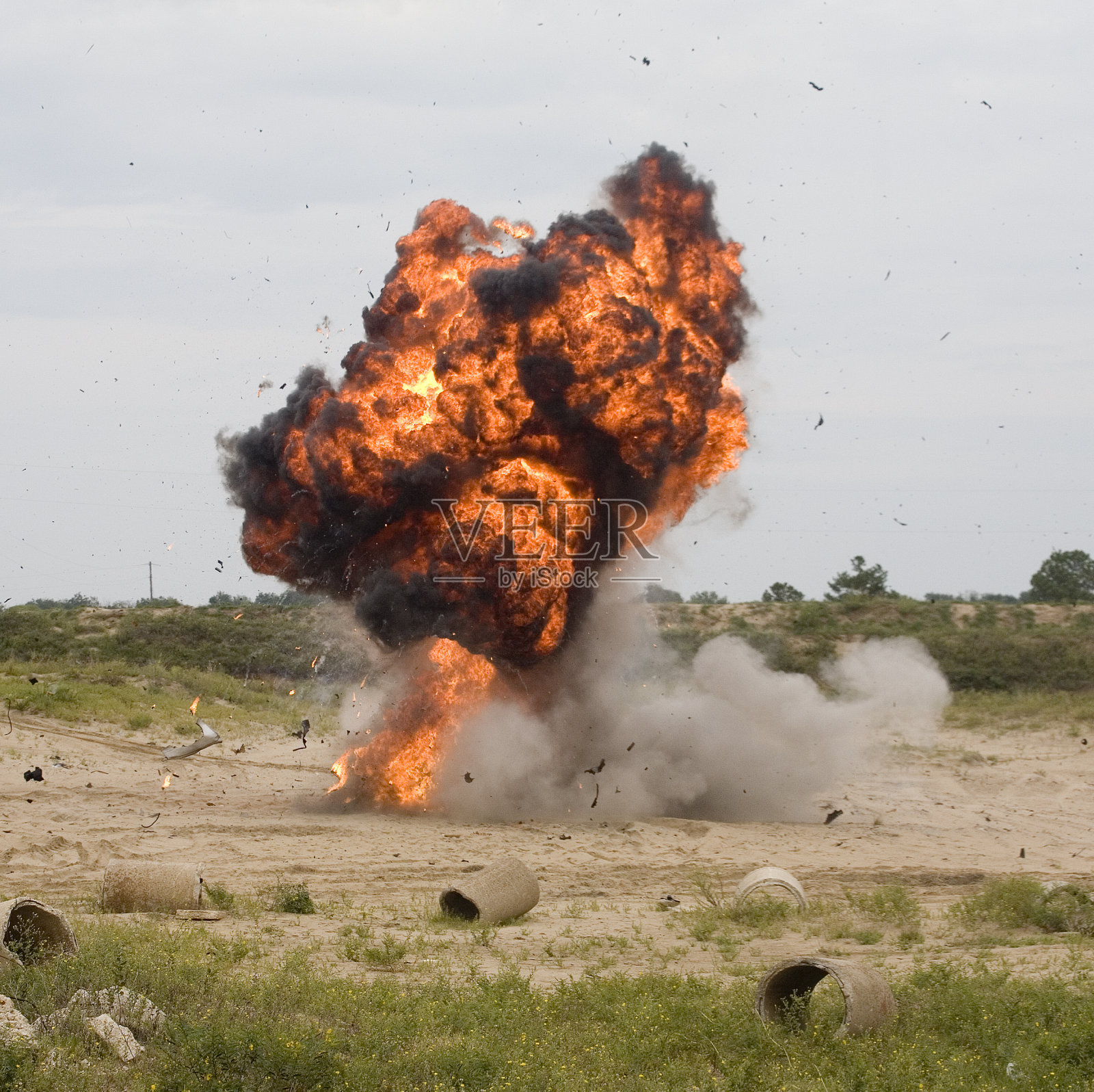 一颗带烟和火的炸弹爆炸的景象照片摄影图片