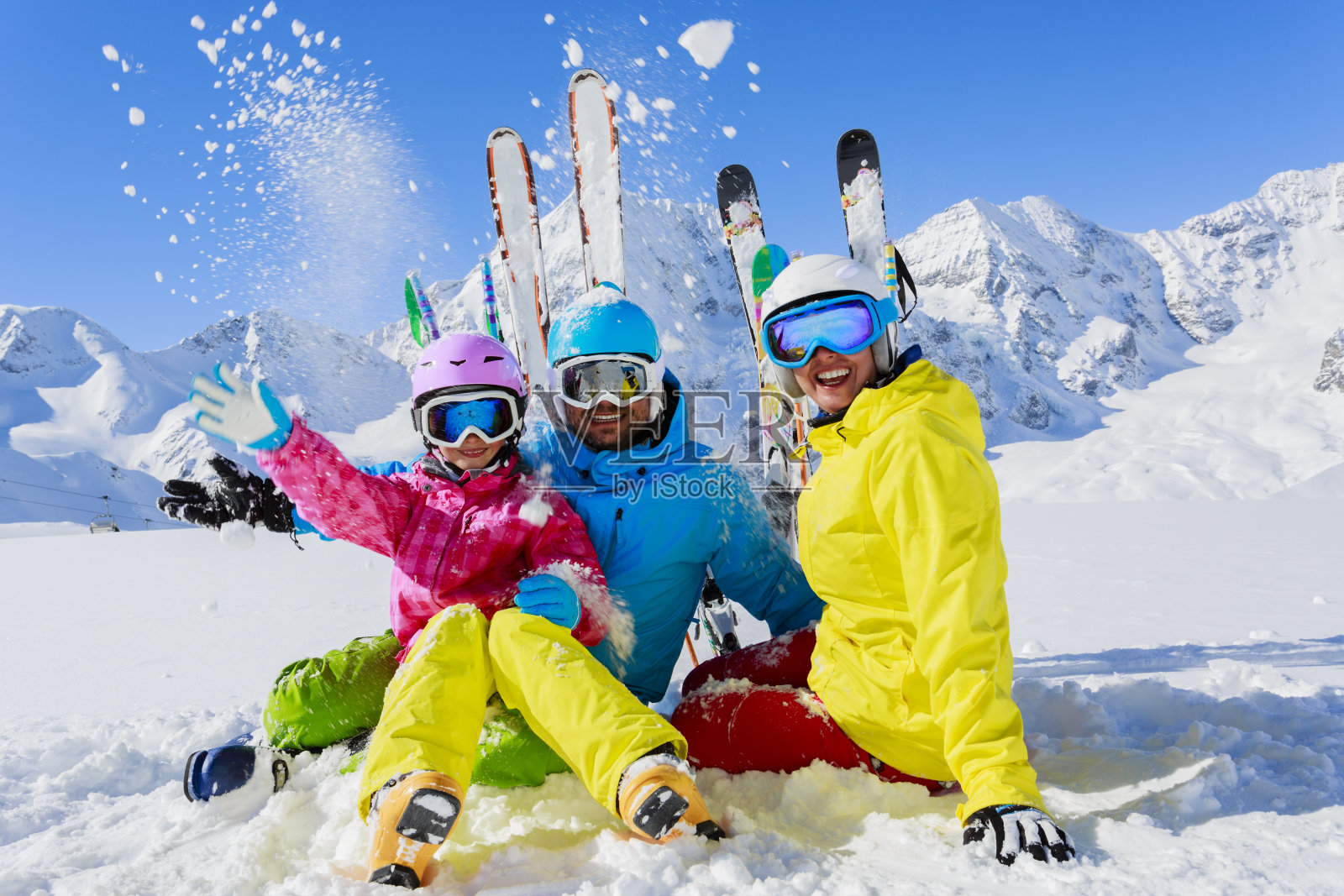 一家人享受冬季滑雪假期照片摄影图片
