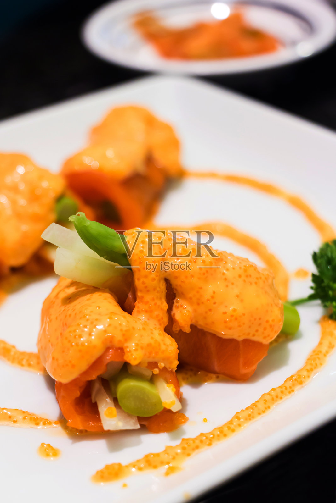 黄瓜卷配三文鱼虾酱和鸡蛋。照片摄影图片