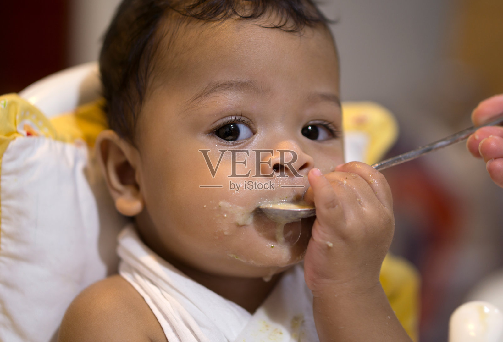 亚洲男婴吃的食物邋遢照片摄影图片