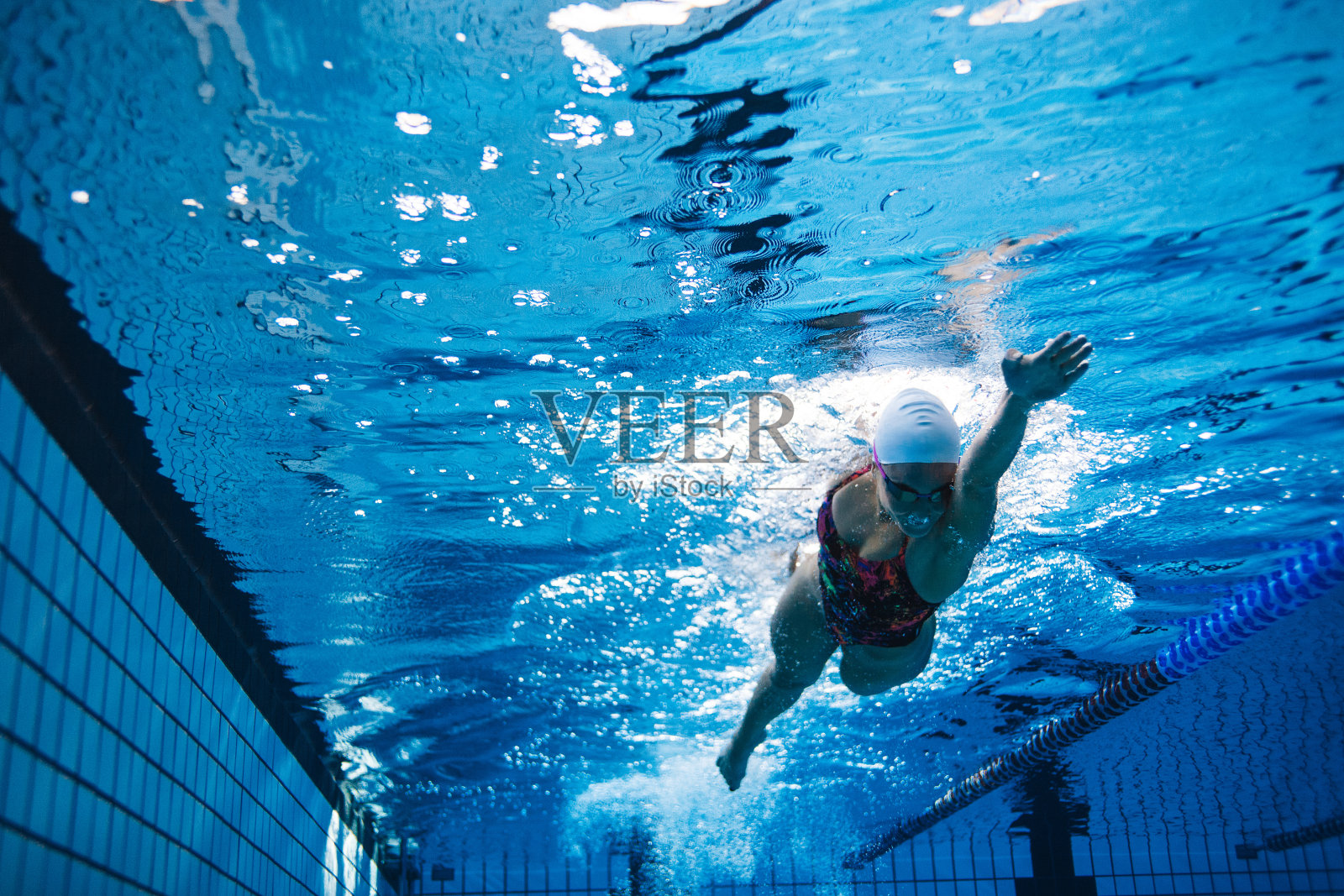 健康的女运动员在游泳池游泳照片摄影图片