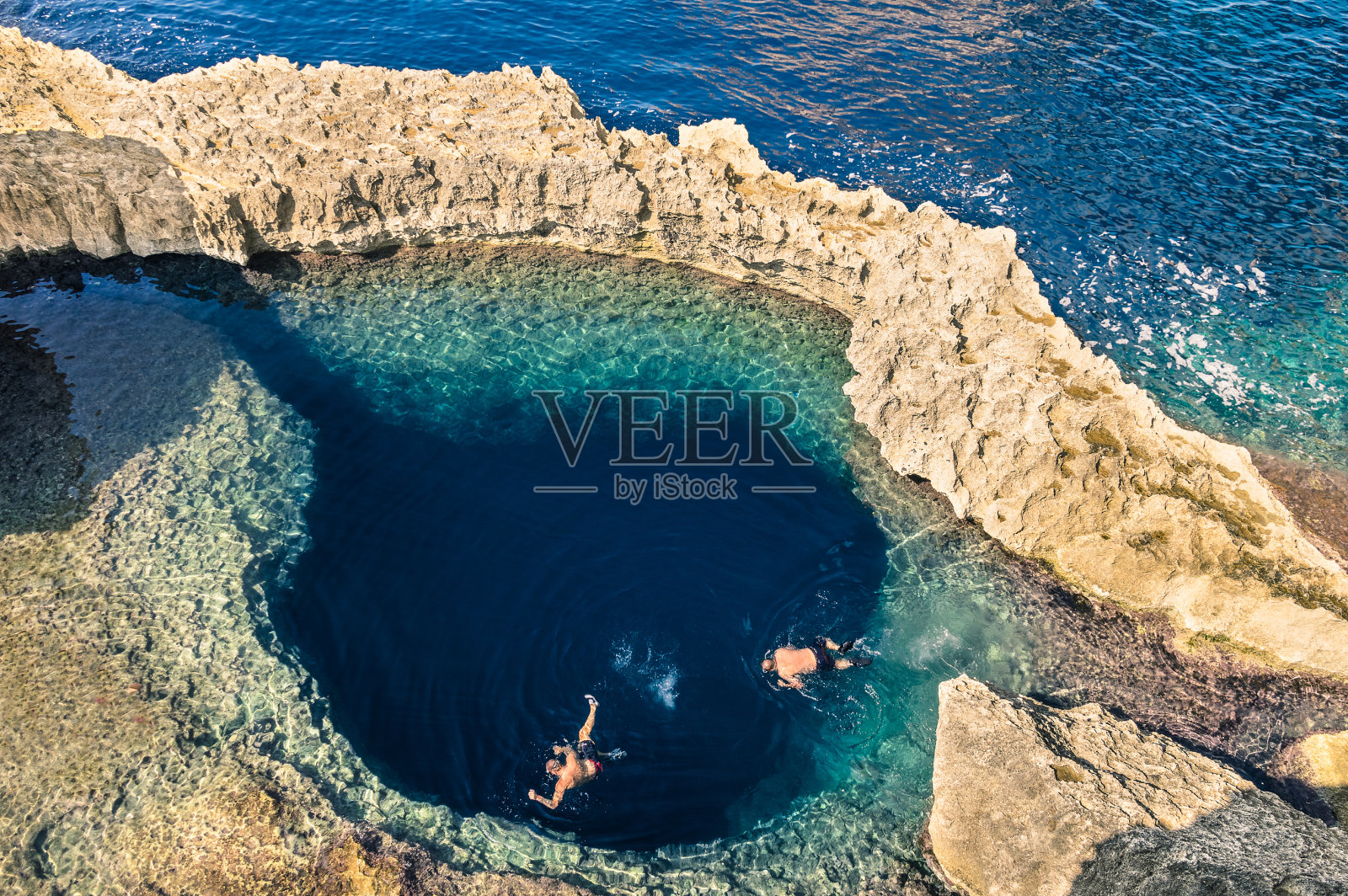 马耳他戈佐岛蔚蓝之窗的蓝洞照片摄影图片