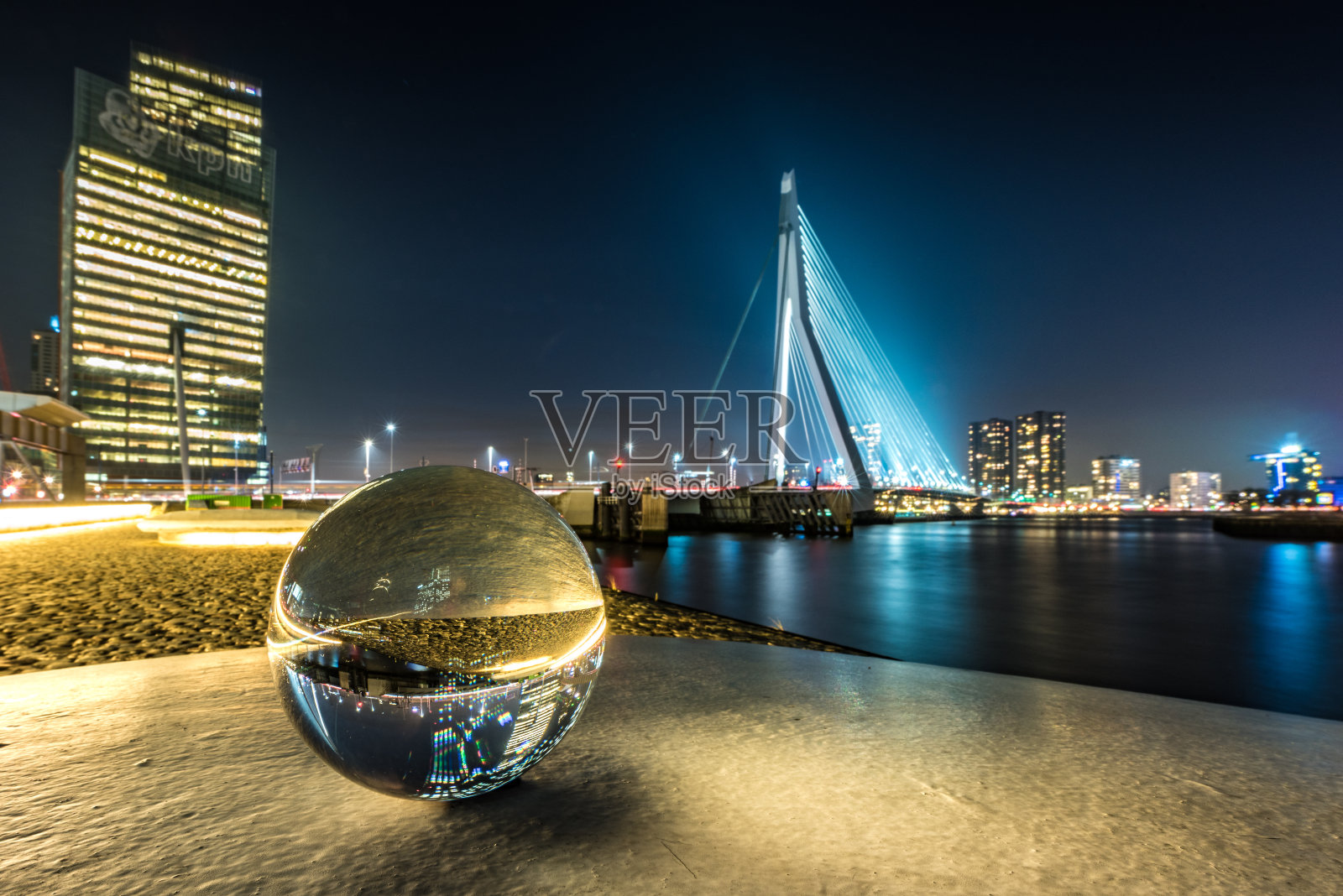 鹿特丹市中心和晚上的水晶球照片摄影图片