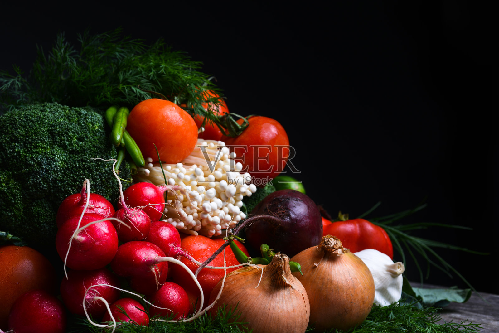 新鲜蔬菜，萝卜芽，洋葱，西兰花，甜菜，黄瓜，西红柿照片摄影图片