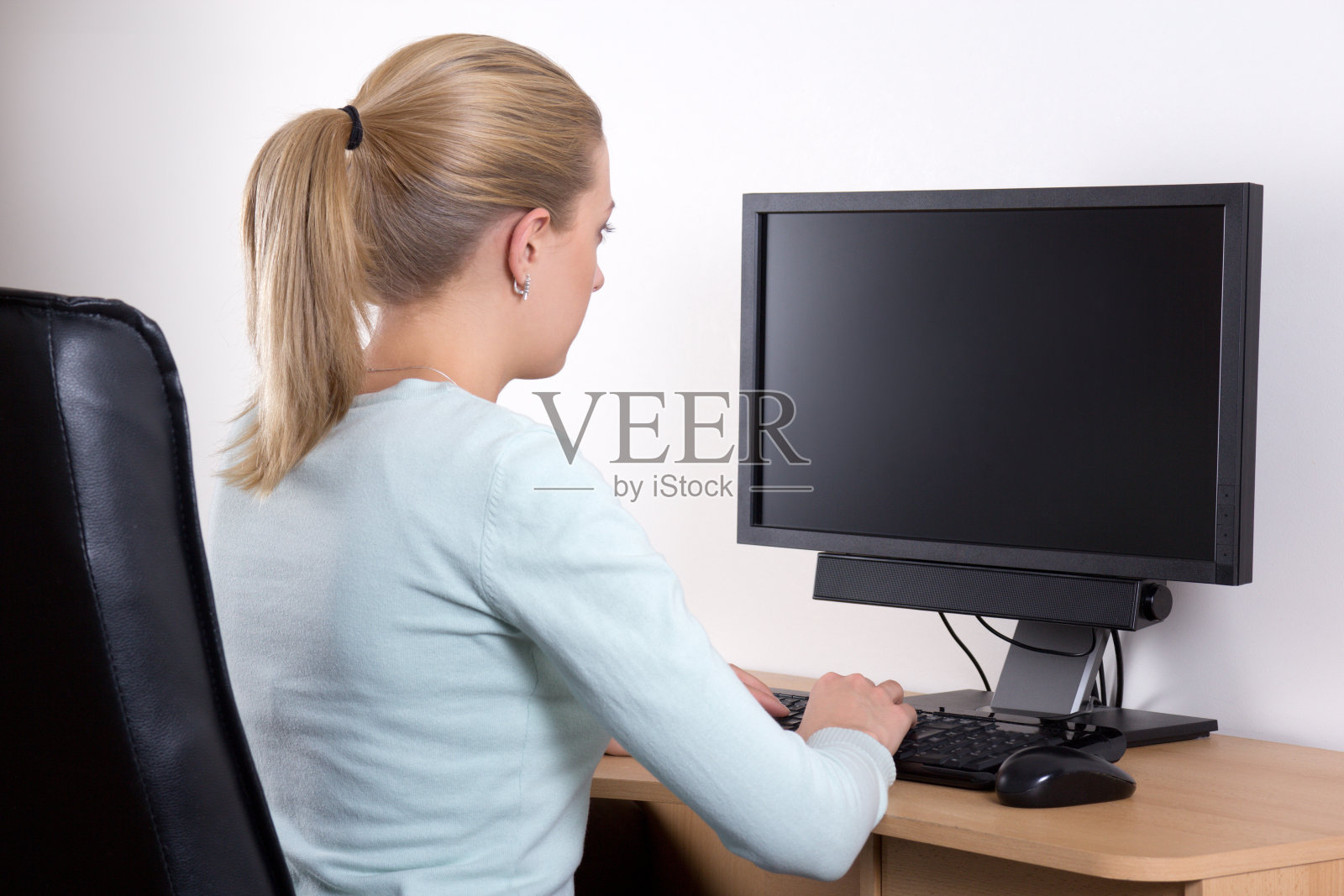 后视图的女人与个人电脑在办公室照片摄影图片