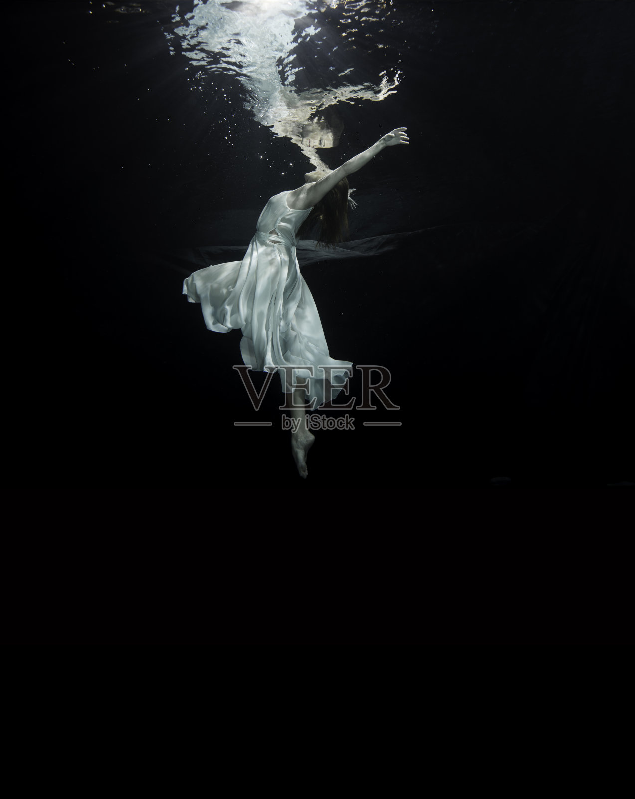年轻的女芭蕾舞者在水下跳舞照片摄影图片