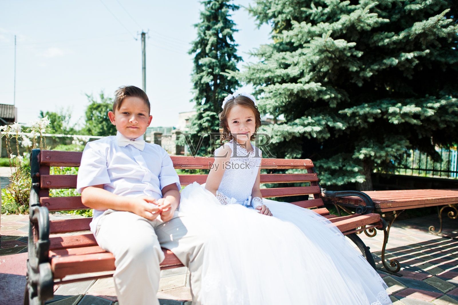 弟兄姊妹第一次领受圣餐时坐在教堂后面的长凳上。照片摄影图片