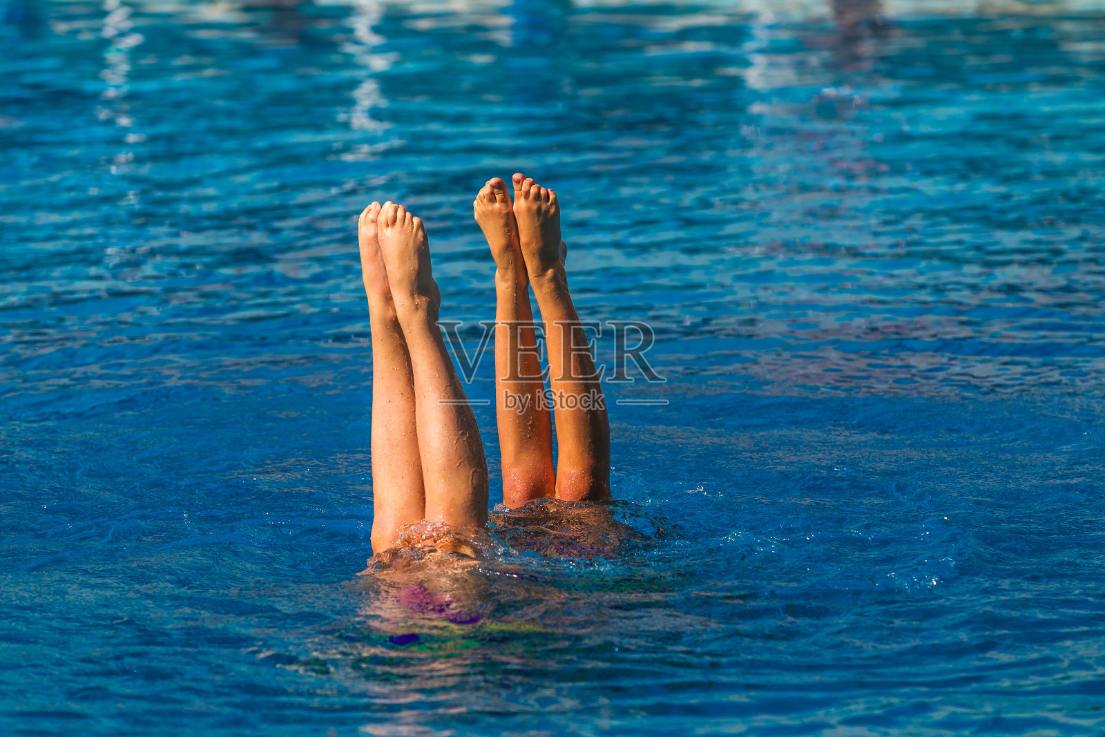 在水下同步游泳的女孩的腿照片摄影图片