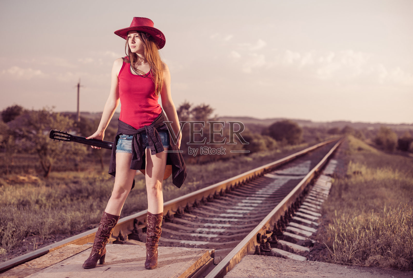 性感女孩在铁路上照片摄影图片