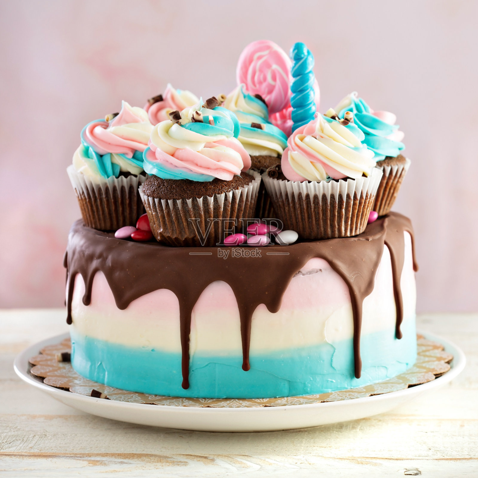 粉色和蓝色的节日蛋糕照片摄影图片