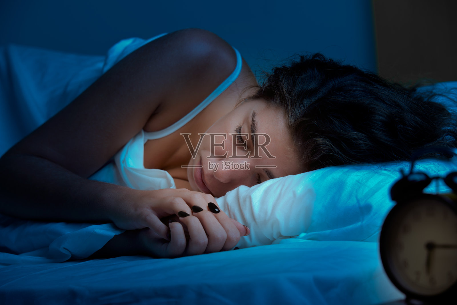 女人睡觉照片摄影图片