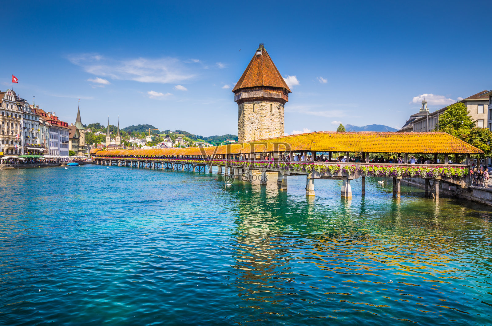 历史悠久的卢塞恩镇，有著名的教堂桥，位于瑞士卢塞恩州照片摄影图片