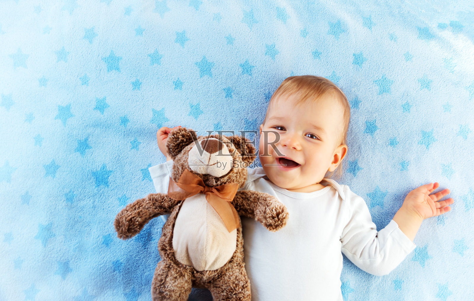 一岁的婴儿和一只泰迪熊照片摄影图片