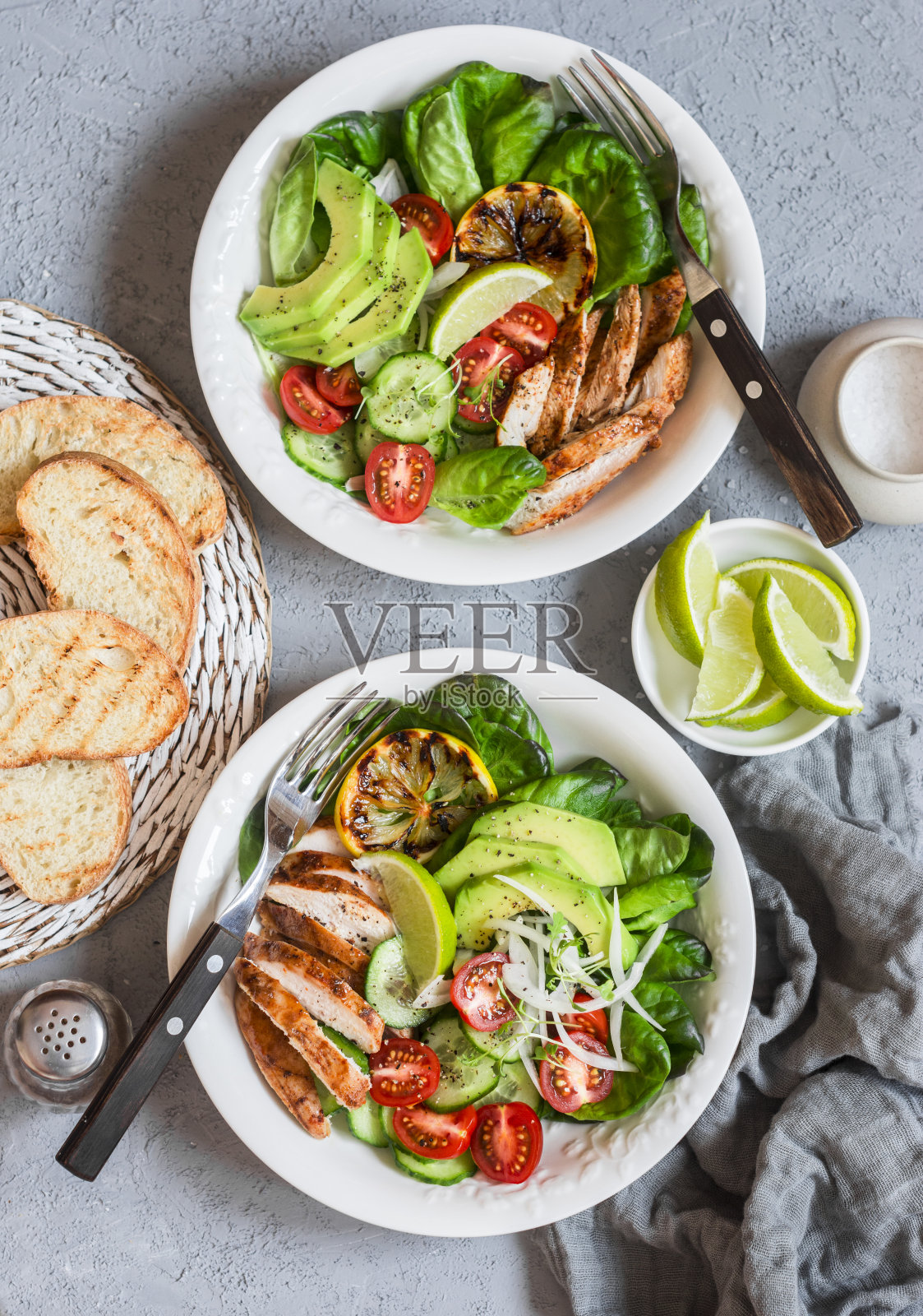 烤鸡和新鲜蔬菜沙拉。健康饮食食品概念照片摄影图片